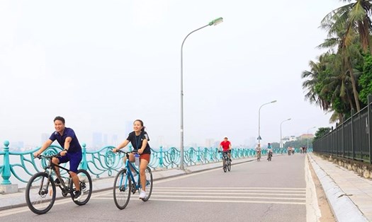 Nghiên cứu làn đường dành riêng cho xe đạp ở Hà Nội. Ảnh: BL