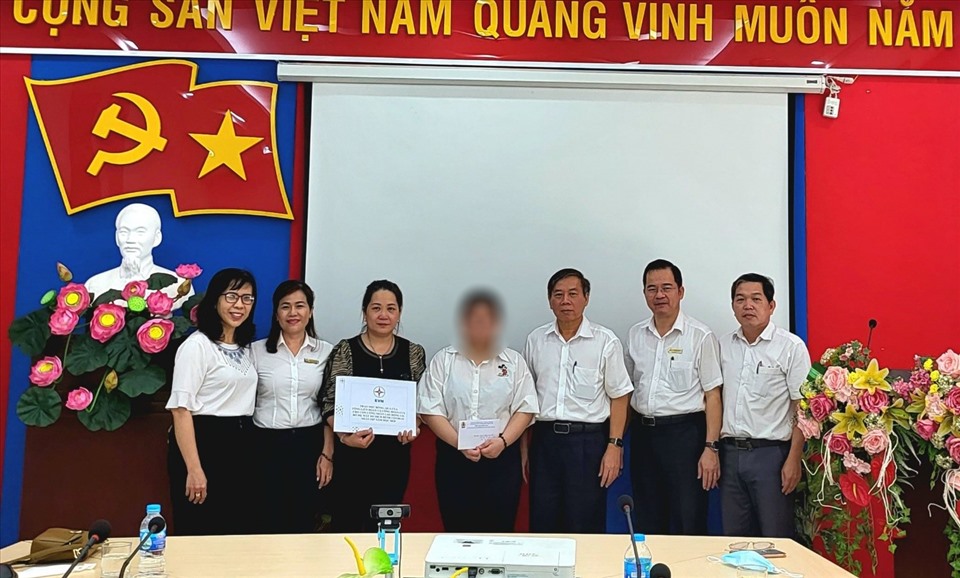Ông Đặng Lê Thắng, Chủ tịch Công đoàn Công ty Điện lực Đồng Nai  (thứ hai từ phải qua) trao học bổng và quà cho cháu Nguyễn Hoàng Thiên Kim (con anh Nguyễn Văn Lễ, nguyên là công nhân Điện lực Thống Nhất). Ảnh: CĐĐL