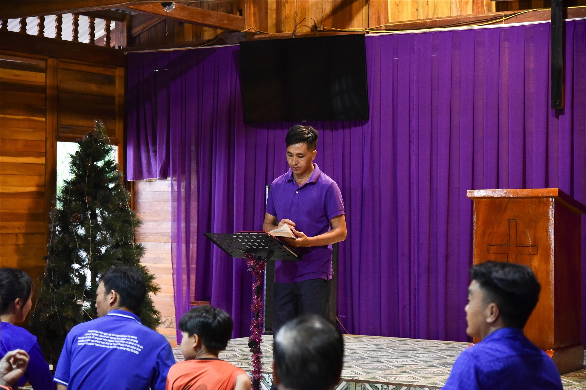 Các tín đồ chức sắc Tin Lành, bà con dân tộc Mông tập trung ở Pờ Ngài để cùng hát Thánh ca, nghe đọc Kinh Thánh và cầu nguyện. Ảnh: Hữu Chánh.