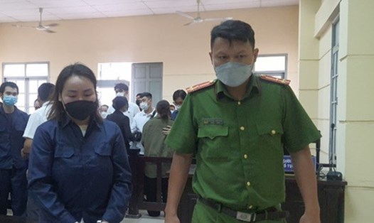 Bị cáo Lê Thị Huyền Trang (bên trái ảnh) tại tòa. Ảnh: S.M