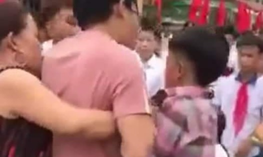 Theo bà Đinh Thị Dung - Hiệu trưởng trường THCS xã Cự Đồng, sự việc 1 học sinh lớp 8 bị hành hung xảy ra vào khoảng 9h40, sau khi kết thúc buổi khai giảng.