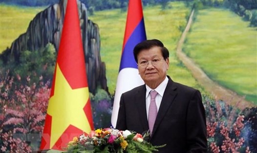 Tổng Bí thư, Chủ tịch nước Lào Thongloun Sisoulith trả lời phỏng vấn báo chí Việt Nam và Lào. Ảnh: TTXVN