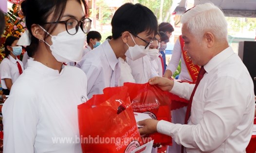 Bí thư Tỉnh ủy Nguyễn Văn Lợi trao học bổng "Tiếp sức đến trường" cho các em học sinh có hoàn cảnh khó khăn. Ảnh: UBND BD