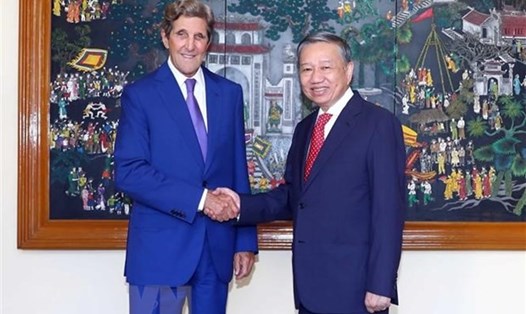 Bộ trưởng Bộ Công an Tô Lâm tiếp Ngài John Kerry. Ảnh: TTXVN