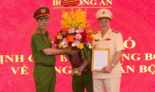 Đại tá Nguyễn Quốc Hùng nhận quyết định bổ nhiệm từ Thứ trưởng Bộ Công an Nguyễn Duy Ngọc. Ảnh: Đ.X