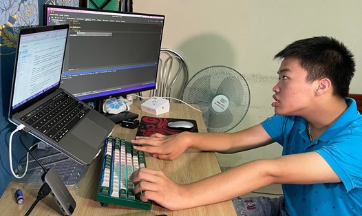 Nguyễn Đức Thuận, 19 tuổi, sinh viên năm hai khoa Công nghệ thông tin, Đại học quốc gia Hà Nội đang chăm chú, miệt mài gõ máy tính, hăng say với ngôn ngữ lập trình.