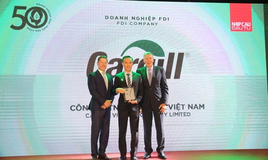 Ông Nguyễn Bá Luân, Trưởng đại diện Tập đoàn Cargill tại Việt Nam nhận giải thưởng TOP50 CSA