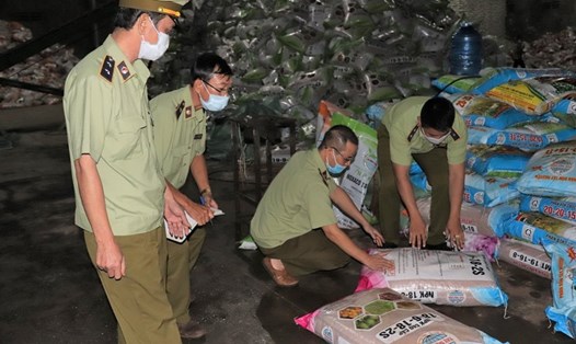 Lực lượng Quản lý thị trường tỉnh Đắk Lắk kiểm tra một cơ sở kinh doanh phân bón trên địa bàn. Ảnh: T.X