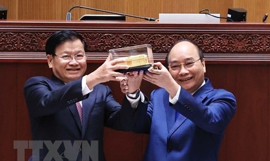 Chủ tịch nước Nguyễn Xuân Phúc trao mô hình Tòa nhà Quốc hội mới cho Tổng Bí thư, Chủ tịch nước Lào Thongloun Sisoulith. Ảnh: TTXVN