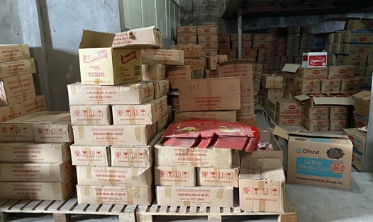 Công an phát hiện, thu giữ 2.500 chiếc bánh trung thu không rõ nguồn gốc, xuất xứ tại kho hàng ở huyện Diễn Châu. Ảnh: Văn Hậu