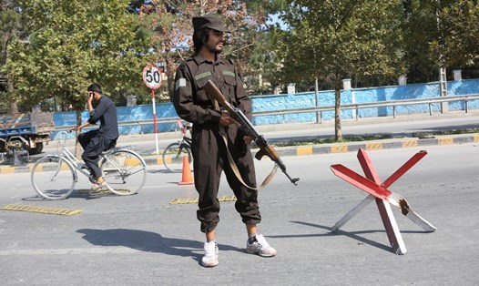 Nhân viên an ninh Afghanistan gần địa điểm xảy ra vụ đánh bom ở Kabul, Afghanistan, ngày 5.9.2022. Ảnh: AFP