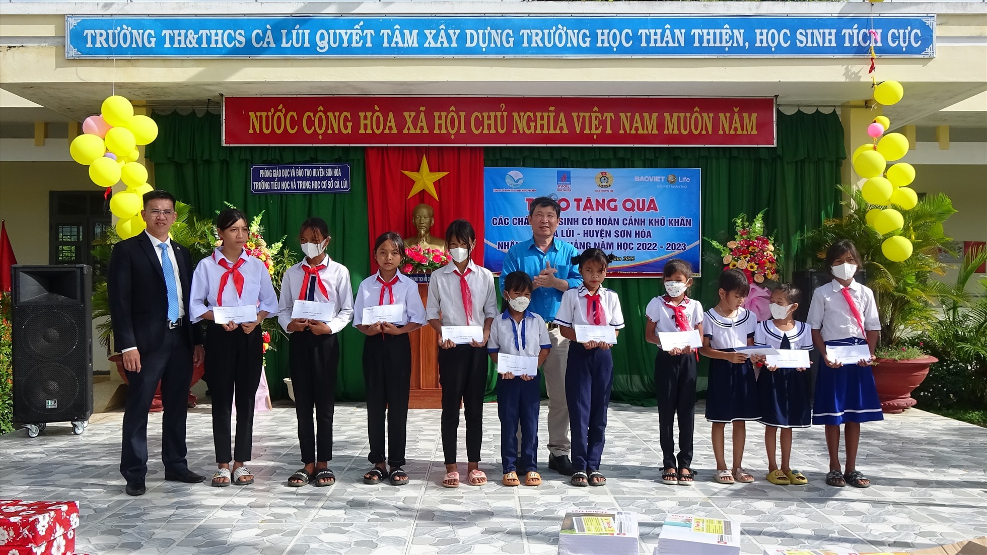 Lãnh đạo LĐLĐ tỉnh Phú Yên và đơn vị hỗ trợ trao học bổng cho các em học sinh Cà Lúi. Ảnh: M.Tuấn