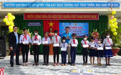 Lãnh đạo LĐLĐ tỉnh Phú Yên và đơn vị hỗ trợ trao học bổng cho các em học sinh Cà Lúi. Ảnh: M.Tuấn