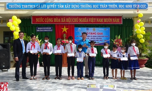 Lãnh đạo LĐLĐ tỉnh Phú Yên và đơn vị hỗ trợ trao học bổng cho các em học sinh Cà Lúi. Ảnh: M.Tuấn