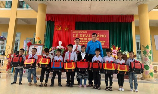 Liên đoàn Lao động huyện Na Hang tặng quà cho học sinh có hoàn cảnh khó khăn. Ảnh: CĐNH