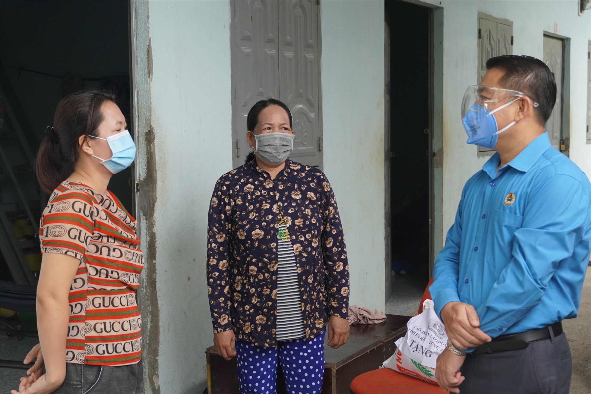 LĐLĐ tỉnh Bà Rịa - Vũng Tàu thăm hỏi, động viên người lao động tại các khu phòng trọ. Ảnh: T.A