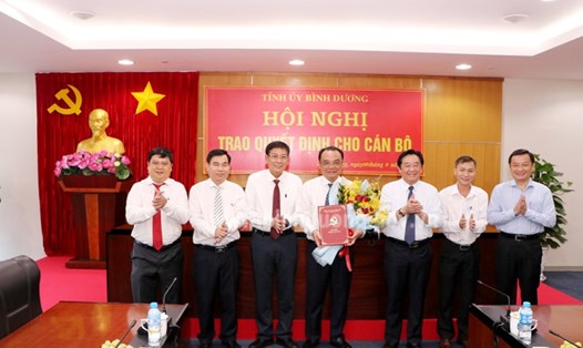 Ông Nguyễn Trung Tín nhận Quyết định bổ nhiệm làm Trưởng Ban Quản lý các khu công nghiệp tỉnh Bình Dương. Ảnh: UBND BD