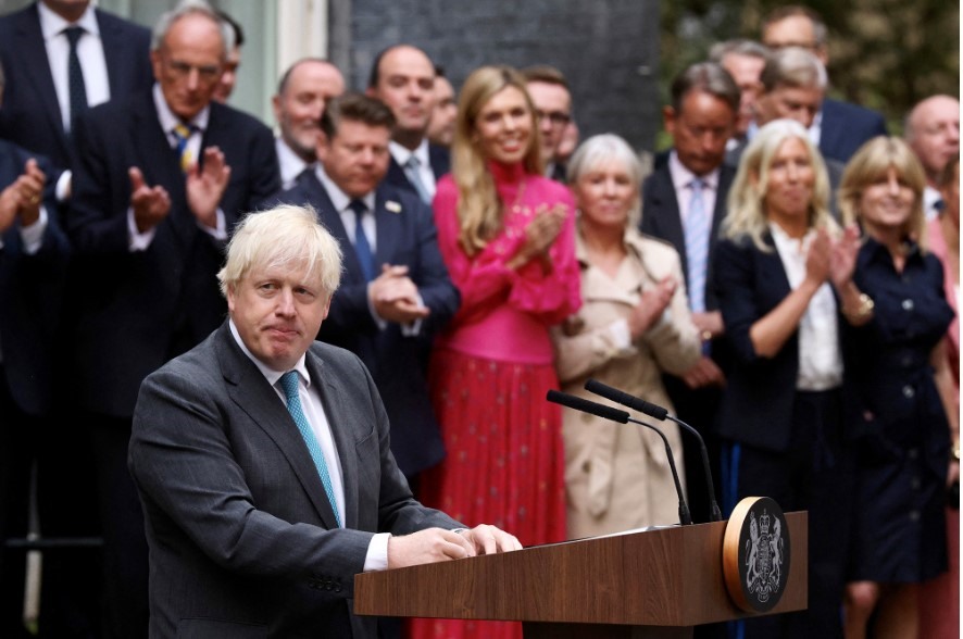 Ông Boris Johnson phát biểu chia tay bên ngoài phố Downing ngày 6.9. Ảnh: Kevin Coombs