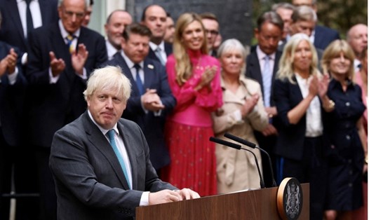 Ông Boris Johnson phát biểu chia tay bên ngoài phố Downing ngày 6.9. Ảnh: Kevin Coombs
