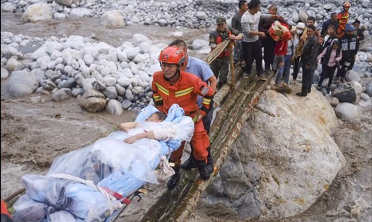 Lực lượng cứu hộ tìm kiếm người sống sót trong trận động đất ngày 5.9 ở Tứ Xuyên, Trung Quốc. Ảnh: Tân Hoa Xã