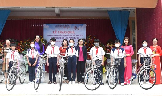 LĐLĐ TP.Vũng Tàu phối hợp cùng nhà tài trợ trao 20 xe đạp cho học sinh nghèo học giỏi. Ảnh: T.A