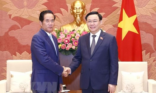 Chủ tịch Quốc hội Vương Đình Huệ tiếp Đô trưởng Thủ đô Phnom Penh Khuong Sreng. Ảnh: TTXVN