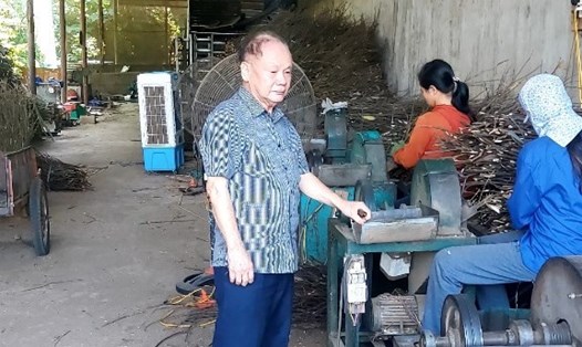 Người kỹ sư già Vũ Hữu Lê vẫn miệt mài đến khắp mọi miền cả nước để đưa máy móc vào hoạt động sản xuất giúp bà con nâng cao năng suất, thu nhập. Ảnh: NVCC