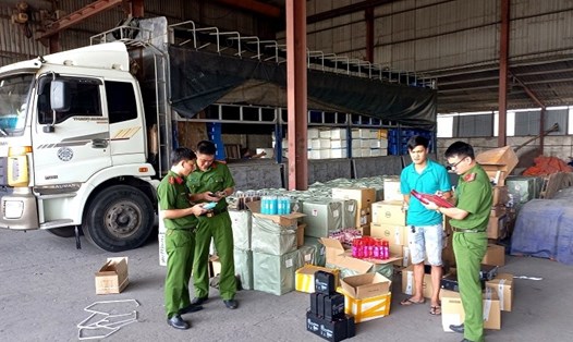 Lực lượng chức năng Công an tỉnh Ninh Bình lập biên bản thu giữ toàn bộ số hàng hóa trên. Ảnh: NT