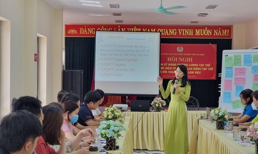 Công đoàn các Khu công nghiêp tỉnh Hà Nam tập huấn về kỹ năng thương lượng tập thể và tổ chức đối thoại tại nơi làm việc cho cán bộ Công đoàn cơ sở. Ảnh: CĐKCN