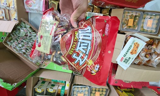 4.594 bánh trung thu, kẹo không rõ xuất xứ được phát hiện ở Đà Nẵng. Ảnh: HQ