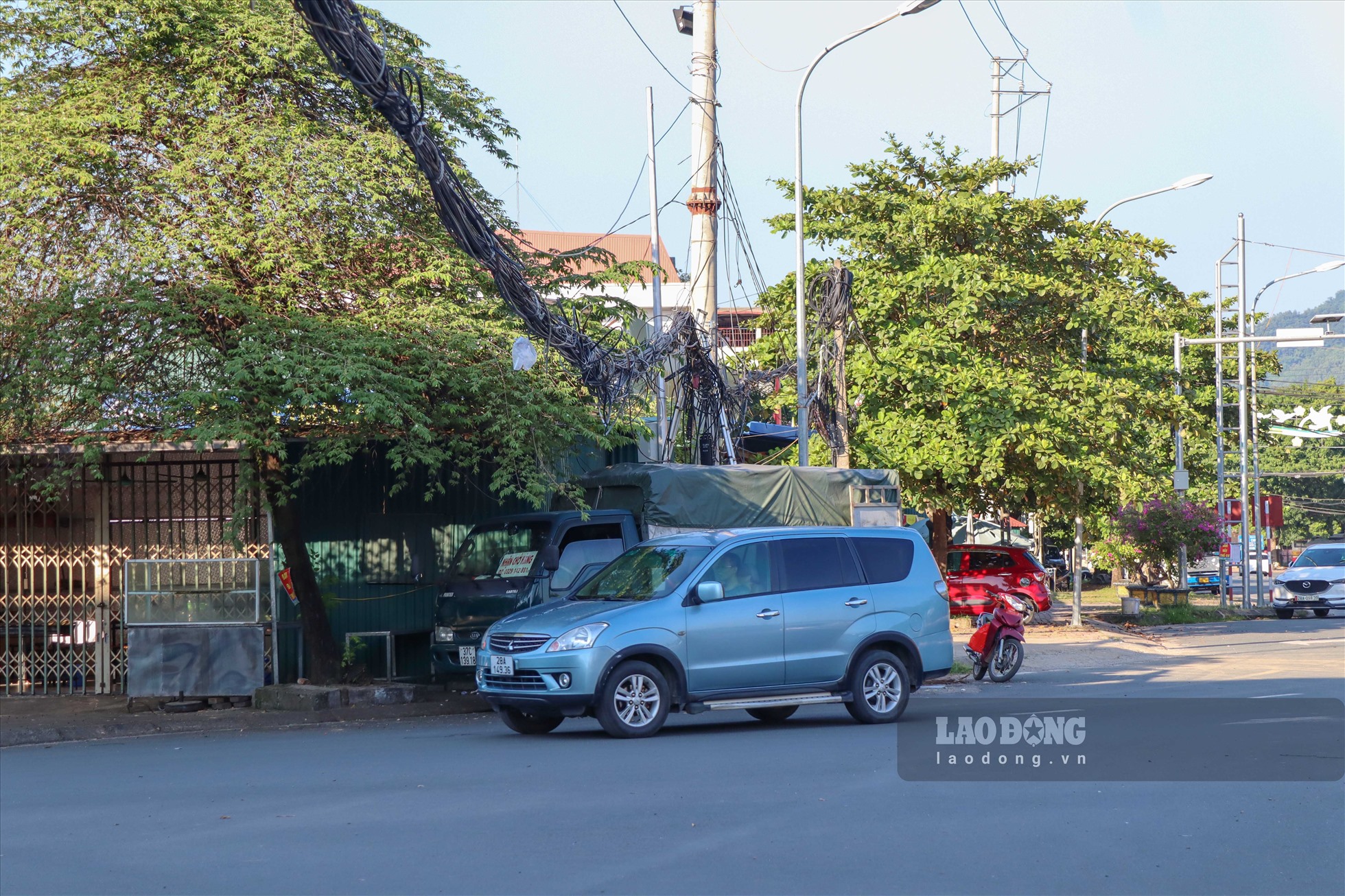 Đường điện "treo" lơ lửng trên đầu người dân TP.Hòa Bình