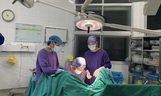 Một ca phẫu thuật tại Bệnh viện Việt Đức (Hà Nội) - một trong bốn bệnh viện thực hiện thí điểm tự chủ toàn diện. Ảnh: BVCC