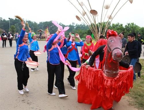 Bạn bè hát với cô dâu trong đám cưới của người Giáy. Ảnh minh họa. Ảnh chụp màn hình