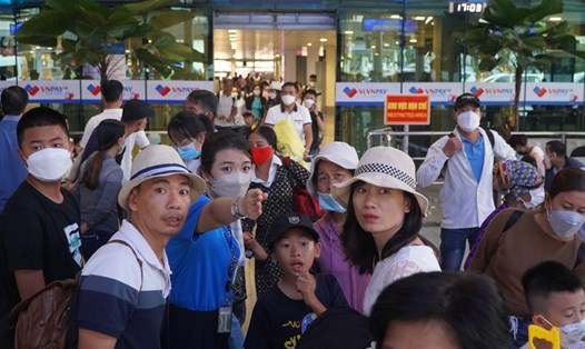 Tình nguyện viên hướng dẫn hành khách trong sân bay Tân Sơn Nhất. Ảnh: Chân Phúc.
