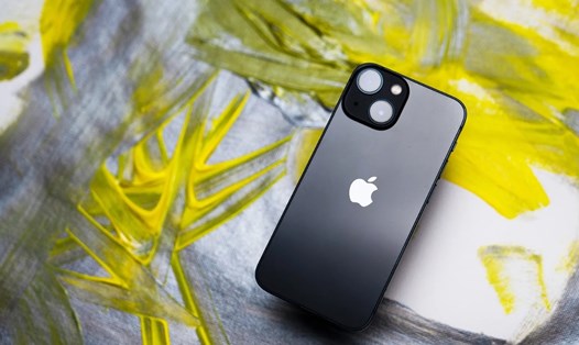 Quyết định rút bộ sạc và tai nghe ra khỏi hộp iPhone của Apple đã được đưa ra từ năm 2020, nhưng đến nay vẫn còn bị phản đối ở một số quốc gia. Ảnh chụp màn hình