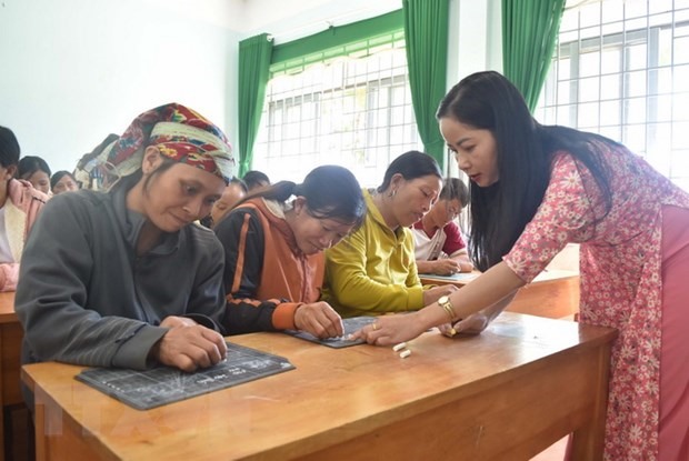 Lớp học xóa mù chữ tại Trường Tiểu học - Trung học cơ sở Trần Quốc Toản, xã Đắk Ha, huyện Đắk Glong. Ảnh: TTXVN