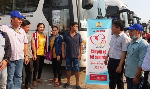 Báo Lao Động phối hợp với Ngân hàng Nông nghiệp và Phát triển Nông thôn tổ chức chuyến xe Tết Sum vầy đưa công nhân Công ty PouYuen về quê ăn Tết Canh Tý 2020. Ảnh: Nam Dương