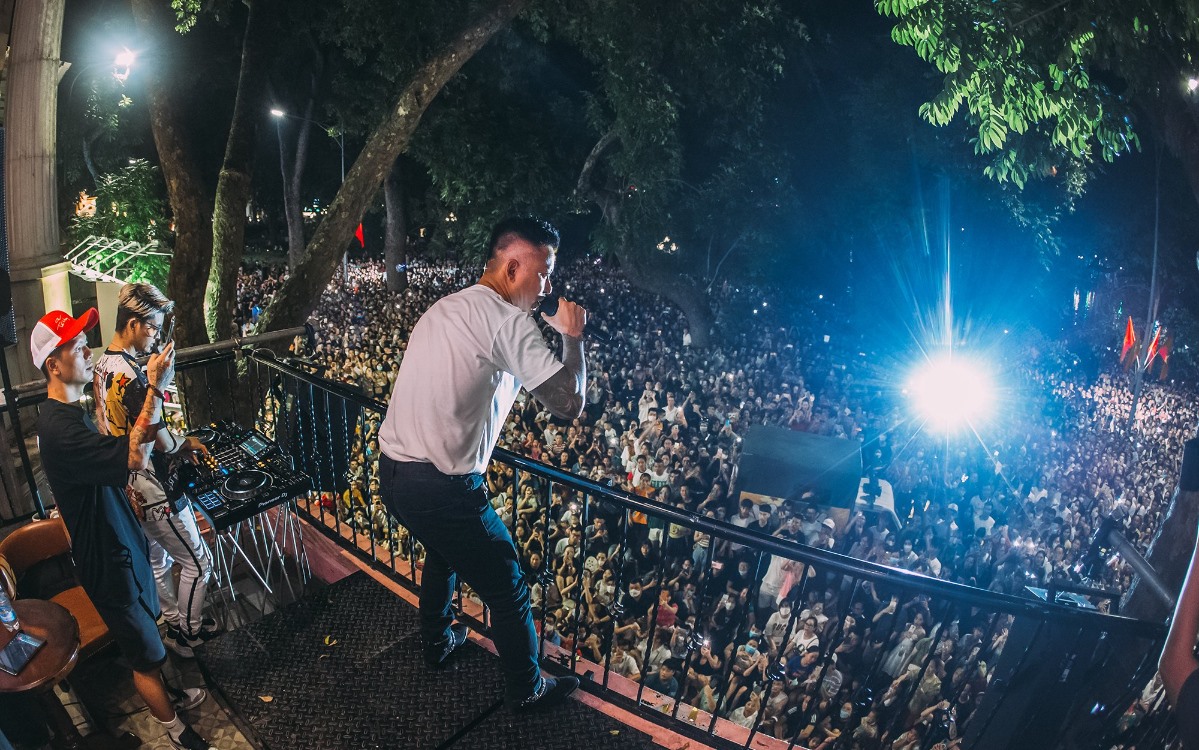 Ca sĩ Tuấn Hưng vừa bị chính quyền quận Hoàn Kiếm xem xét xử phạt vì làm show ở ban công nhà. Ảnh: Phạm Kiên