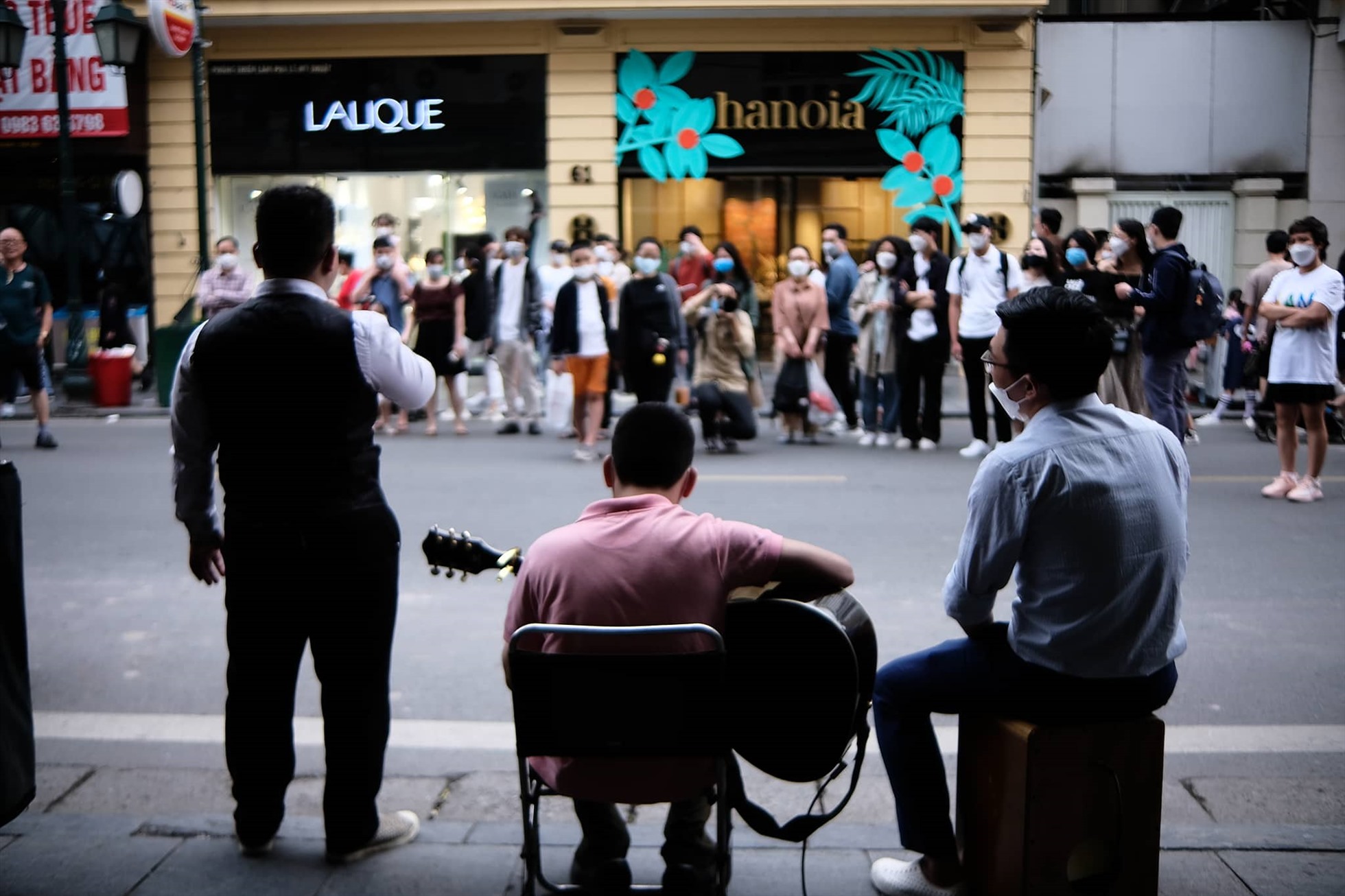 Dàn nhạc công thể hiện nhiều loại nhạc cụ đa dạng, phong phú với nhiều tiết mục nghệ thuật ở khu vực quanh Hồ Gươm và quanh khu phố cổ Hà Nội. Ảnh: Tô Thế