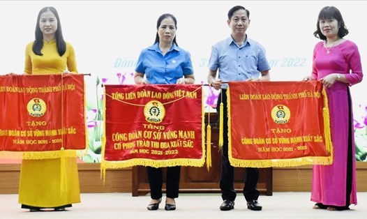 Đại diện Công đoàn Trường Mầm non Kim Chung đón nhân Cờ thi đua của Tổng Liên đoàn Lao động Việt Nam (thứ 2, từ trái sang). Ảnh: CĐH