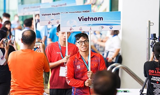 Nguyễn Tiến Trần Đạt (cầm biển tên Việt Nam) đã mang về Huy chương Vàng Thế giới ở môn lặn. Ảnh: UEL