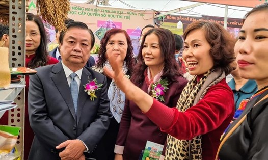 Bộ trưởng Bộ NNPTNT Lê Minh Hoan tham quan gian hàng tại Agroviet 2020. Ảnh: Vũ Long