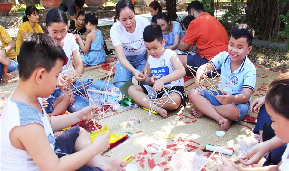 Mẹ và bé cùng làm lồng đèn trong chương trình đón Tết Trung thu của Bảo tàng Đà Nẵng.