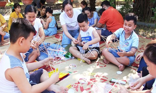 Mẹ và bé cùng làm lồng đèn trong chương trình đón Tết Trung thu của Bảo tàng Đà Nẵng.
