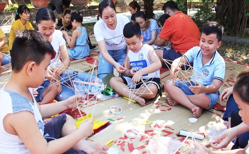 Mẹ và bé cùng làm lồng đèn trong chương trình đón Tết Trung thu của Bảo tàng Đà Nẵng.