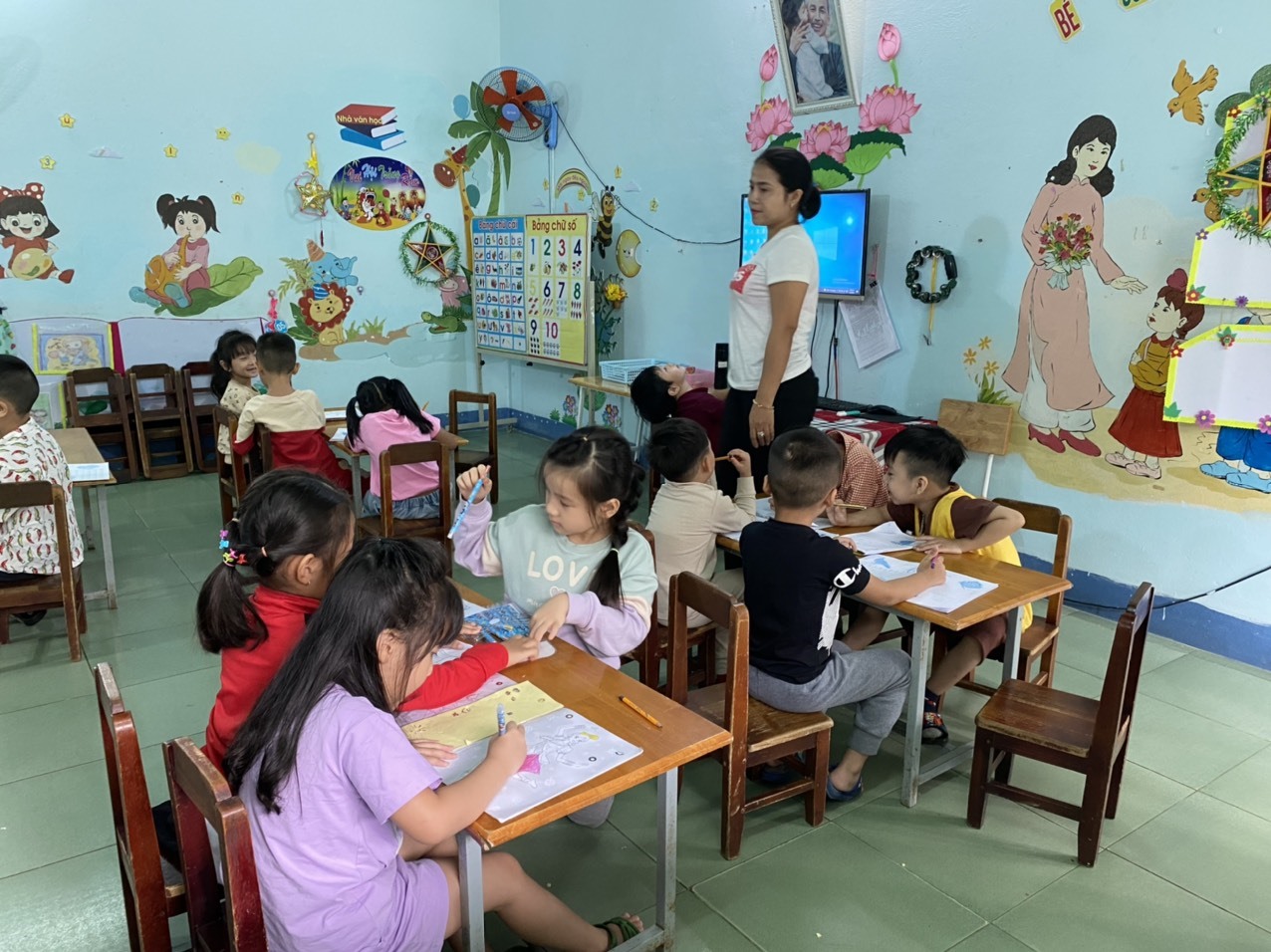 Chế độ bán trú giúp phụ huynh học sinh bớt vất vả. Ảnh T.T