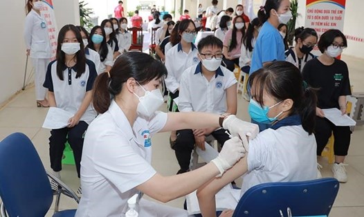 Học sinh tỉnh Vĩnh Phúc tiêm vaccine phòng COVID-19. Ảnh: Bộ Y tế