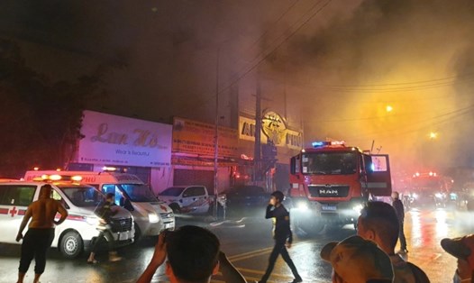 Cảnh sát phòng cháy chữa cháy tại hiện trường vụ cháy quán karaoke ở Bình Dương, tối 6.9.2022. Ảnh: AFP
