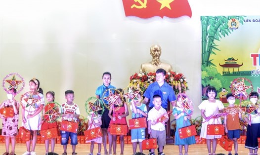 LĐLĐ quận Cẩm Lệ, Đà Nẵng tổ chức Trung thu cho con em lao động khó khăn. Ảnh: Tường Minh