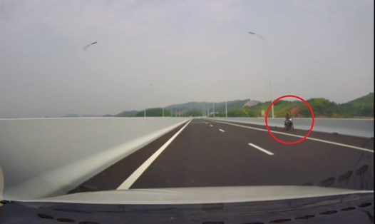Xe máy đi ngược chiều trên cao tốc Vân Đồn - Móng Cái. Ảnh chụp lại từ video